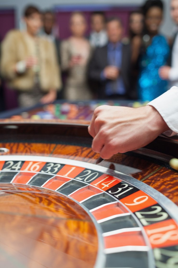 Dashboard promosi mplay777 menampilkan tier saat ini, cashback mingguan, dan status referral
